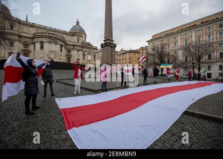 Rome, 31 janvier 2021. Aujourd'hui, des citoyens du Bélarus et des membres de l'Association du peuple bélarussien en Italie 'Supolka' ont organisé une manifestation sur la Piazza dell'Esquilino en soutien et solidarité avec les manifestants du Bélarus, pour les 220 activistes détenus en prison et contre la répression du régime du président Alexandre Loukachenko. Crédit : LSF photo/Alamy Live News Banque D'Images