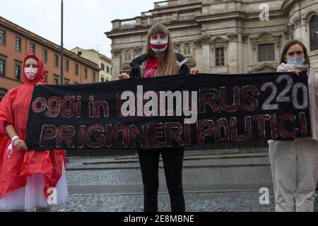 Rome, 31 janvier 2021. Aujourd'hui, des citoyens du Bélarus et des membres de l'Association du peuple bélarussien en Italie 'Supolka' ont organisé une manifestation sur la Piazza dell'Esquilino en soutien et solidarité avec les manifestants du Bélarus, pour les 220 activistes détenus en prison et contre la répression du régime du président Alexandre Loukachenko. Crédit : LSF photo/Alamy Live News Banque D'Images