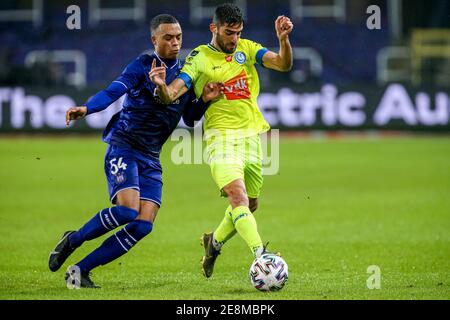 BRUXELLES, BELGIQUE - JANVIER 31 : Killian Sardella de RSC Anderlecht, Milad Mohammadi de KAA Gent pendant le match Pro League entre RSC Anderlecht et Banque D'Images