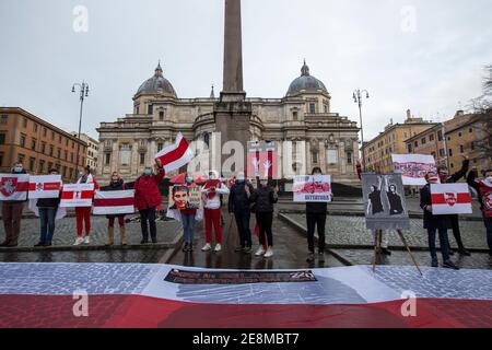 Rome, 31 janvier 2021. Aujourd'hui, des citoyens du Bélarus et des membres de l'Association du peuple bélarussien en Italie 'Supolka' ont organisé une manifestation sur la Piazza dell'Esquilino en soutien et solidarité avec les manifestants du Bélarus, pour les 220 activistes détenus en prison et contre la répression du régime du président Alexandre Loukachenko. Crédit : LSF photo/Alamy Live News Banque D'Images