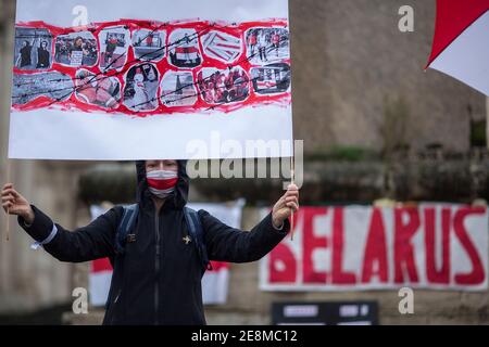 Rome, 31 janvier 2021. Aujourd'hui, des citoyens du Bélarus et des membres de l'Association du peuple bélarussien en Italie 'Supolka' ont organisé une manifestation sur la Piazza dell'Esquilino en soutien et solidarité avec les manifestants du Bélarus, pour les 220 activistes détenus en prison et contre la répression du régime du président Alexandre Loukachenko. Crédit : LSF photo/Alamy Live News Banque D'Images