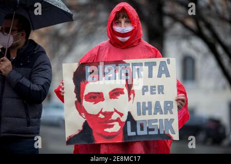 Rome, 31 janvier 2021. Aujourd'hui, des citoyens du Bélarus et des membres de l'Association du peuple bélarussien en Italie 'Supolka' ont organisé une manifestation sur la Piazza dell'Esquilino en soutien et solidarité avec les manifestants du Bélarus, pour les 220 activistes détenus en prison et contre la répression du régime du président Alexandre Loukachenko. Crédit : LSF photo/Alamy Live News Banque D'Images