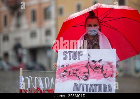 Rome, 31 janvier 2021. Aujourd'hui, des citoyens du Bélarus et des membres de l'Association du peuple bélarussien en Italie 'Supolka' ont organisé une manifestation sur la Piazza dell'Esquilino en soutien et solidarité avec les manifestants du Bélarus, pour les 220 activistes détenus en prison et contre la répression du régime du président Alexandre Loukachenko. Crédit : LSF photo/Alamy Live News Banque D'Images