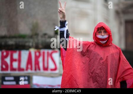 Rome, 31 janvier 2021. Aujourd'hui, des citoyens du Bélarus et des membres de l'Association du peuple bélarussien en Italie 'Supolka' ont organisé une manifestation sur la Piazza dell'Esquilino en soutien et solidarité avec les manifestants du Bélarus, pour les 220 activistes détenus en prison et contre la répression du régime du président Alexandre Loukachenko. Crédit : LSF photo/Alamy Live News Banque D'Images