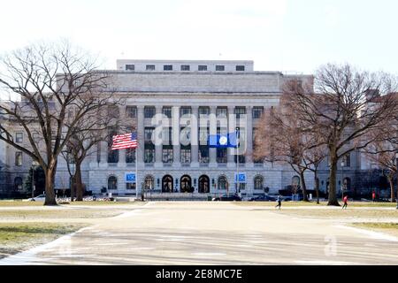 Immeuble de bureaux du ministère de l'Agriculture, drapeau américain battant, à Washington DC, États-Unis Banque D'Images