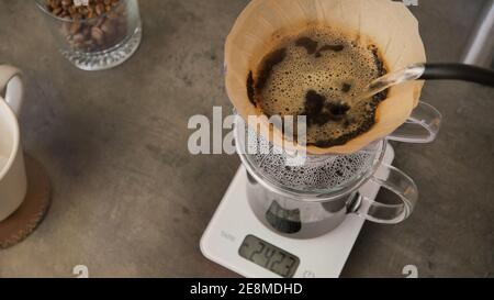 Préparer une bonne tasse de café filtre Banque D'Images