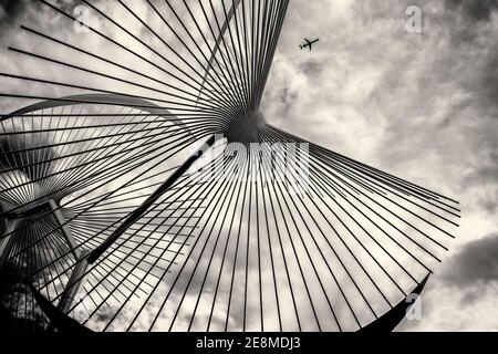 Un avion haut dans le ciel et une belle sculpture Au Currier Banque D'Images