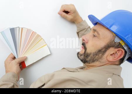 Homme peintre avec échantillons de couleur dans votre main Banque D'Images