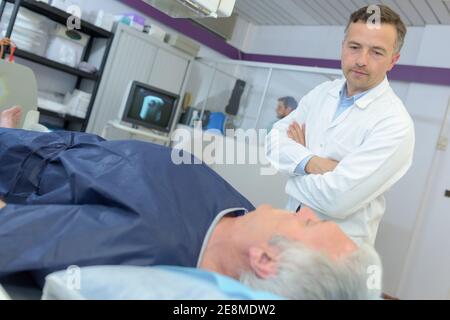 médecin regardant le patient dans le service de radiologie Banque D'Images