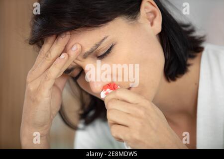 jeune femme au nez qui saigne Banque D'Images