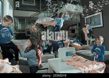 Portrait conceptuel de jolis frères et sœurs jouant dans le salon Banque D'Images