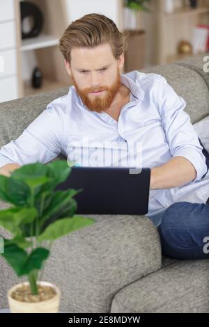 homme qui active la climatisation avec son ordinateur portable Banque D'Images