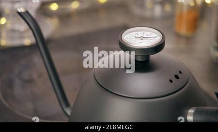 Bouilloire avec thermomètre / eau d'ébullition pour faire un agréable tasse de café filtre Banque D'Images