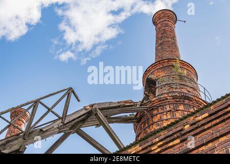 Cheminées de l'usine de Forsbacka Suède.le fer a été et est toujours important pour Gästrikland. Le fer a été fabriqué ici depuis au moins 2 Banque D'Images