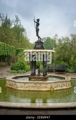 Diana The Huntress, fontaine de la Déesse grecque à Hyde Park, Londres, Royaume-Uni Banque D'Images