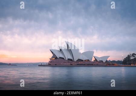 Sydney, Australie - 12 2018 janvier : vue sur l'emblématique Opéra de Sydney dans le port de Sydney pendant un lever de soleil d'été. Banque D'Images