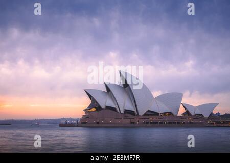 Sydney, Australie - 12 2018 janvier : vue sur l'emblématique Opéra de Sydney dans le port de Sydney pendant un lever de soleil d'été. Banque D'Images