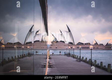 Sydney, Australie - janvier 12 2018 : vue unique de l'Opéra de Sydney reflétée dans les fenêtres en verre de l'hôtel Park Hyatt du port de Sydney pendant Banque D'Images