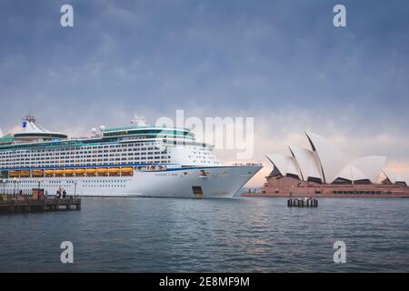 Sydney, Australie - janvier 12 2018 : le bateau de croisière Royal Caribbean Voyager of the Seas approche de l'Opéra de Sydney et du port de Sydney lors d'une morne estivale Banque D'Images
