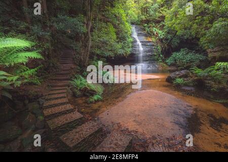 À Katoomba, dans le parc national des Blue Mountains, en Nouvelle-Galles du Sud, en Australie, Gordon Creeks forme la piscine naturelle de la cascade de Siloam. Banque D'Images