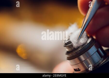 Specialist remplace le ressort pour fumer le vape.Professional maintenant  la cigarette électronique dans Shop.réparer le dispositif de vapotage cassé  et cesser de fumer de la nicotine c Photo Stock