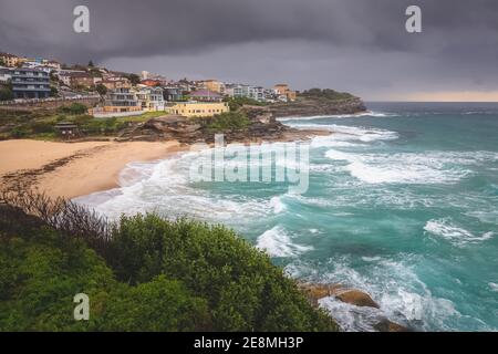 Vue sur la baie de Tamarama Beach contre un ciel sombre et orageux avec whitecaps lors d'une journée d'été le long de la promenade côtière de Bondi à Bronte à Sydney, Nouvelle-Galles du Sud. Banque D'Images