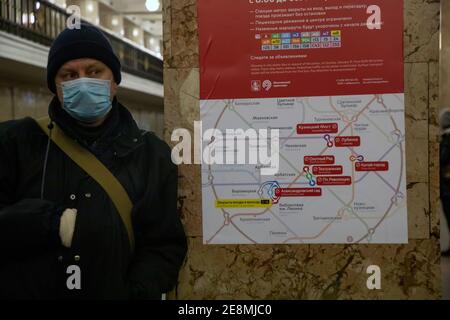 Moscou, Russie. 31 janvier 2021 une annonce à la station de métro Komsomolskaya au sujet de la fermeture des stations de métro centrales le jour du rassemblement non autorisé en faveur du chef de l'opposition russe Alexei Navalny dans le centre de Moscou, en Russie Banque D'Images