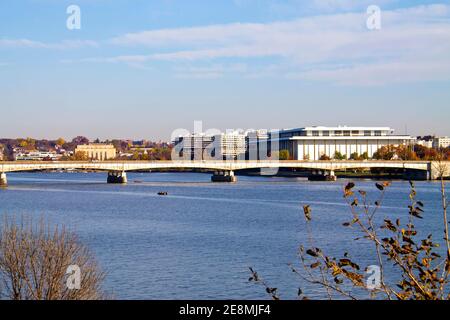 Washington, DC, vue sur le paysage, pont Theodore Roosevelt au-dessus du fleuve Potomac et centre d'art Kennedy à distance Banque D'Images