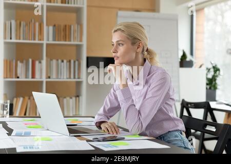 Une femme pensive, chef de projet, pense au défi Banque D'Images