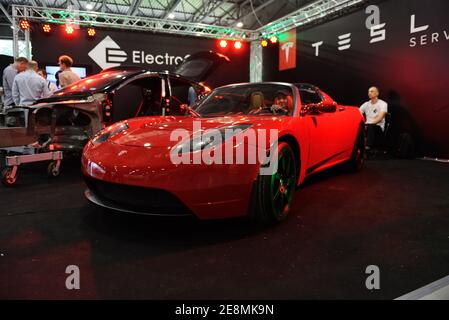 KIEV - MAI 26: La voiture électrique Tesla Roadster est sur Plug-in Ukraine 2019 - véhicules électriques salon, le 26 mai 2019 à Kiev, Ukraine. Banque D'Images