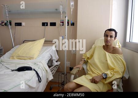 L'avocat français Karim Achoui pose pour notre photographe dans sa chambre à l'hôpital Pompidou de Paris, France, le 1er juillet 2007. M. Achoui a été grièvement blessé par 2 balles tirées par 2 inconnus lorsqu'il a quitté son bureau le 22 juin 2007. Photo de Jules Motte/ABACAPRESS.COM Banque D'Images
