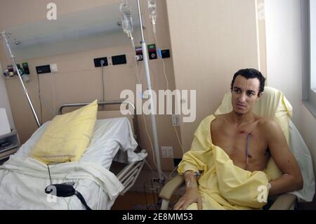 L'avocat français Karim Achoui pose pour notre photographe dans sa chambre à l'hôpital Pompidou de Paris, France, le 1er juillet 2007. M. Achoui a été grièvement blessé par 2 balles tirées par 2 inconnus lorsqu'il a quitté son bureau le 22 juin 2007. Photo de Jules Motte/ABACAPRESS.COM Banque D'Images