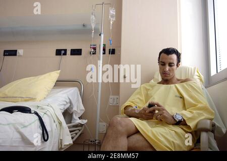 L'avocat français Karim Achoui pose pour notre photographe dans sa chambre à l'hôpital Pompidou de Paris, France, le 1er juillet 2007. M. Achoui a été grièvement blessé par 2 balles tirées par 2 inconnus lorsqu'il a quitté son bureau le 22 juin 2007. Photo de Jules Motte/ABACAPRESS.COM Banque D'Images