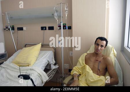 L'avocat français Karim Achoui pose pour notre photographe dans sa chambre à l'hôpital Pompidou de Paris, France, le 1er juillet 2007. M. Achoui a été grièvement blessé par 2 balles tirées par 2 inconnus lorsqu'il a quitté son bureau le 22 juin 2007. Photo de Jules Motte/ABACAPRESS.COM Légende locale COMMANDDE CHOC. VOYANT Banque D'Images