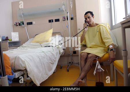 L'avocat français Karim Achoui pose pour notre photographe dans sa chambre à l'hôpital Pompidou de Paris, France, le 1er juillet 2007. M. Achoui a été grièvement blessé par 2 balles tirées par 2 inconnus lorsqu'il a quitté son bureau le 22 juin 2007. Photo de Jules Motte/ABACAPRESS.COM Banque D'Images