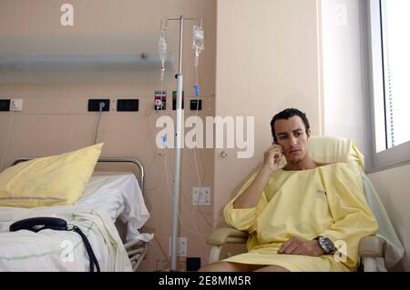 L'avocat français Karim Achoui pose pour notre photographe dans sa chambre à l'hôpital Pompidou de Paris, France, le 1er juillet 2007. M. Achoui a été grièvement blessé par 2 balles tirées par 2 inconnus lorsqu'il a quitté son bureau le 22 juin 2007. Photo de Jules Motte/ABACAPRESS.COM Banque D'Images