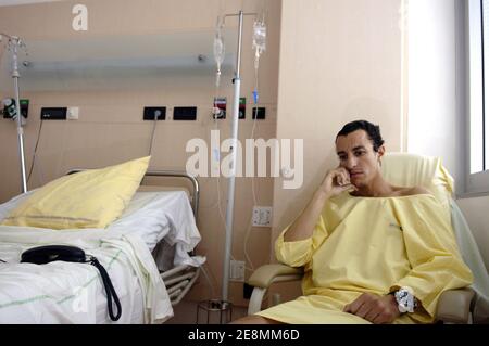 L'avocat français Karim Achoui pose pour notre photographe dans sa chambre à l'hôpital Pompidou de Paris, France, le 1er juillet 2007. M. Achoui a été grièvement blessé par 2 balles tirées par 2 inconnus lorsqu'il a quitté son bureau le 22 juin 2007. Photo de Jules Motte/ABACAPRESS.COM Banque D'Images
