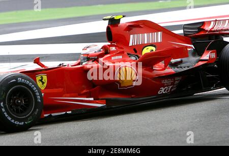 Kimi Raikkonen propose des prix au Grand Prix de France Parcours de Magny-cours près de Nevers en France le 1er juillet 2007.photo de Patrick Bernard/Cameleon/ABACAPRESS.COM Banque D'Images