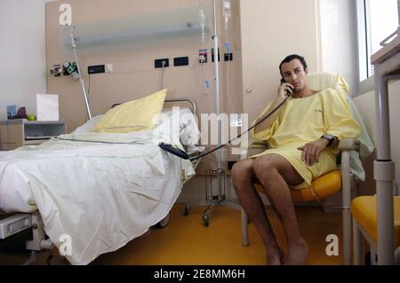 L'avocat français Karim Achoui pose pour notre photographe dans sa chambre à l'hôpital Pompidou de Paris, France, le 1er juillet 2007. M. Achoui a été grièvement blessé par 2 balles tirées par 2 inconnus lorsqu'il a quitté son bureau le 22 juin 2007. Photo de Jules Motte/ABACAPRESS.COM Banque D'Images