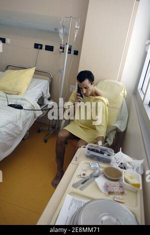 L'avocat français Karim Achoui pose pour notre photographe dans sa chambre à l'hôpital Pompidou de Paris, France, le 1er juillet 2007. M. Achoui a été grièvement blessé par 2 balles tirées par 2 inconnus lorsqu'il a quitté son bureau le 22 juin 2007. Photo de Jules Motte/ABACAPRESS.COM Banque D'Images