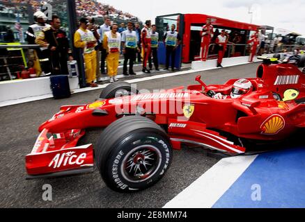 Kimi Raikkonen propose des prix au Grand Prix de France Parcours de Magny-cours près de Nevers en France le 1er juillet 2007.photo de Patrick Bernard/Cameleon/ABACAPRESS.COM Banque D'Images