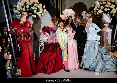 John Galliano, designer britannique, pose avec Linda Evangelista (2ndL), Naomi Campbell (3ndL), Gisele Bundchen (2nd R) et Helena Christensen (1st R) à la fin du salon de la haute-Couture automne 2007-2008 de Christian Dior, à Versailles, en France, le 2 juillet 2007. La prestigieuse maison de mode de Christian Dior célèbre son 60ème anniversaire cette semaine et John Galliano sa 10ème année en tant que concepteur de Dior. Photo de Nebinger-Orban-Taamallah/ABACAPRESS.COM Banque D'Images