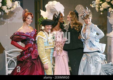 John Galliano, designer britannique, pose avec Linda Evangelista (2ndL), Naomi Campbell (3ndL), Gisele Bundchen (2nd R) et Helena Christensen (1st R) à la fin du salon de la haute-Couture automne 2007-2008 de Christian Dior, à Versailles, en France, le 2 juillet 2007. La prestigieuse maison de mode de Christian Dior célèbre son 60ème anniversaire cette semaine et John Galliano sa 10ème année en tant que concepteur de Dior. Photo de Nebinger-Orban-Taamallah/ABACAPRESS.COM Banque D'Images