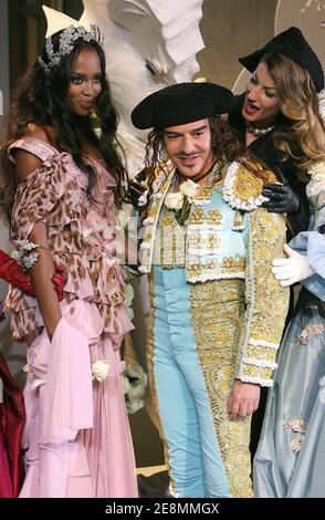 Le designer britannique John Galliano pose avec Naomi Campbell et Gisele Bundchen à la fin du salon de la haute-Couture automne-hiver 2007-2008 de Christian Dior, à Versailles, en France, le 2 juillet 2007. La prestigieuse maison de mode de Christian Dior célèbre son 60ème anniversaire cette semaine et John Galliano sa 10ème année en tant que concepteur de Dior. Photo de Nebinger-Orban-Taamallah/ABACAPRESS.COM Banque D'Images