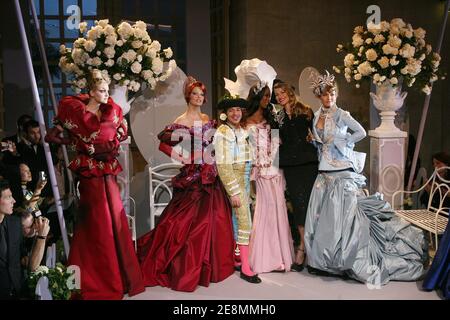 John Galliano, designer britannique, pose avec Linda Evangelista (2ndL), Naomi Campbell (3ndL), Gisele Bundchen (2nd R) et Helena Christensen (1st R) à la fin du salon de la haute-Couture automne 2007-2008 de Christian Dior, à Versailles, en France, le 2 juillet 2007. La prestigieuse maison de mode de Christian Dior célèbre son 60ème anniversaire cette semaine et John Galliano sa 10ème année en tant que concepteur de Dior. Photo de Nebinger-Orban-Taamallah/ABACAPRESS.COM Banque D'Images