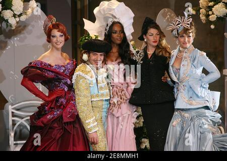 John Galliano, designer britannique, pose avec Linda Evangelista (2ndL), Naomi Campbell (3ndL), Gisele Bundchen (2nd R) et Helena Christensen (1st R) à la fin du salon de la haute-Couture automne 2007-2008 de Christian Dior, à Versailles, en France, le 2 juillet 2007. La prestigieuse maison de mode de Christian Dior célèbre son 60ème anniversaire cette semaine et John Galliano sa 10ème année en tant que concepteur de Dior. Photo de Nebinger-Orban-Taamallah/ABACAPRESS.COM Banque D'Images