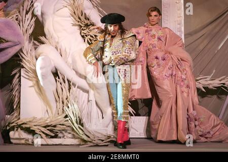 Le designer britannique John Galliano pose avec un modèle à la fin du salon de la haute-Couture automne-hiver 2007-2008 de Christian Dior, à Versailles, en France, le 2 juillet 2007. La prestigieuse maison de mode de Christian Dior célèbre son 60ème anniversaire cette semaine et John Galliano sa 10ème année en tant que concepteur de Dior. Photo de Java/ABACAPRESS.COM Banque D'Images