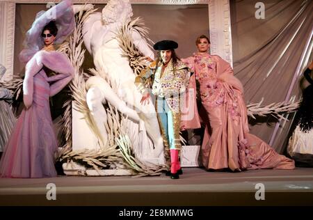 Le designer britannique John Galliano pose avec des modèles à la fin du salon de la haute-Couture automne-hiver 2007-2008 de Christian Dior, à Versailles, en France, le 2 juillet 2007. La prestigieuse maison de mode de Christian Dior célèbre son 60ème anniversaire cette semaine et John Galliano sa 10ème année en tant que concepteur de Dior. Photo de Java/ABACAPRESS.COM Banque D'Images