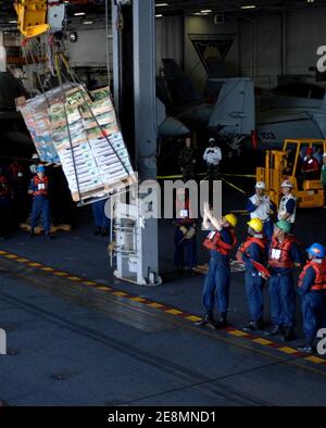 Réapprovisionnement des parcs du Commandement du transport maritime militaire Banque D'Images