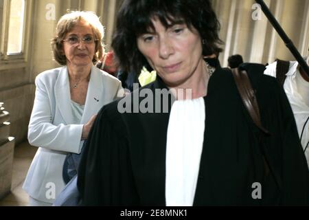 Edwige Antier comparaît devant le tribunal à Paris, France, le 3 juillet 2007. Mardi, la procureure publique de Paris a exigé une amende de 75.000 euros contre Antier, pédiatre et assistante du maire UMP du 8ème arrondissement de Paris, a continué pour dissimulation de Kindle au détriment d'une association d'assistance à l'enfance (AMADE) dont elle était présidente. Photo de Thibault Camus/ABACAPRESS.COM. Banque D'Images